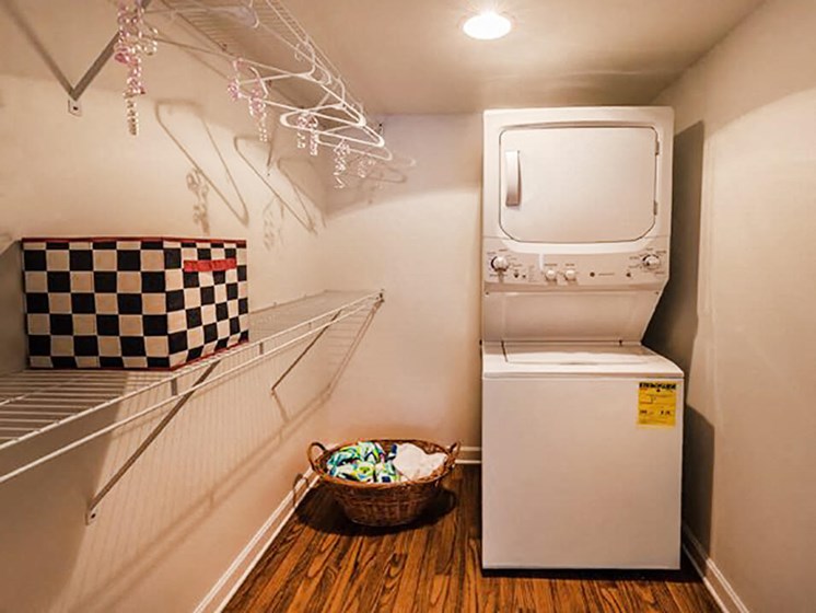 apartment with Washer/Dryer